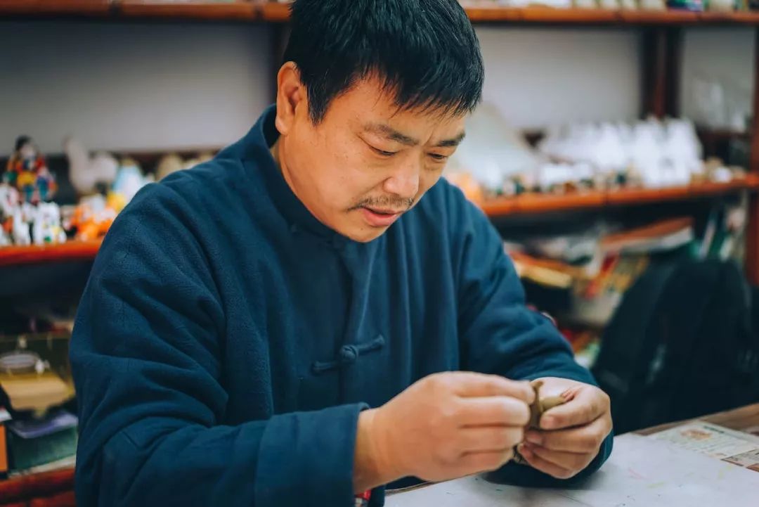 非遗守艺人｜他把泥“玩”出了花样，让有400年历史的老北京兔儿爷也跟上时代