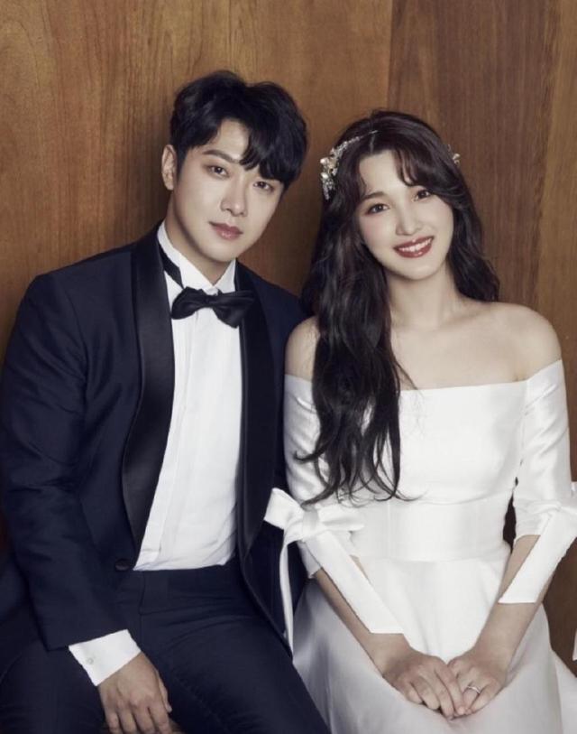 长相酷似秀智，20岁*团退**当妈的女偶像，穿搭堪称时尚教程！