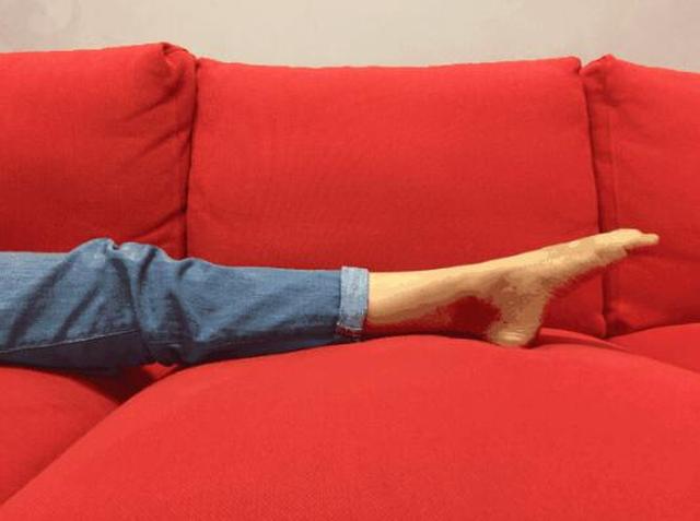 女孩崴到脚了怎么办,女孩脚崴伤