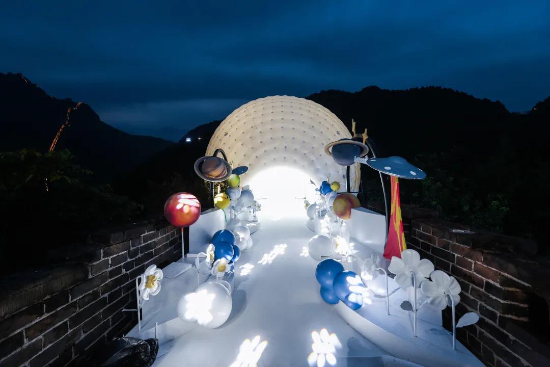 爬雄伟长城,看balabala“羽你相绒”大秀,孩子们的冬天充满想象