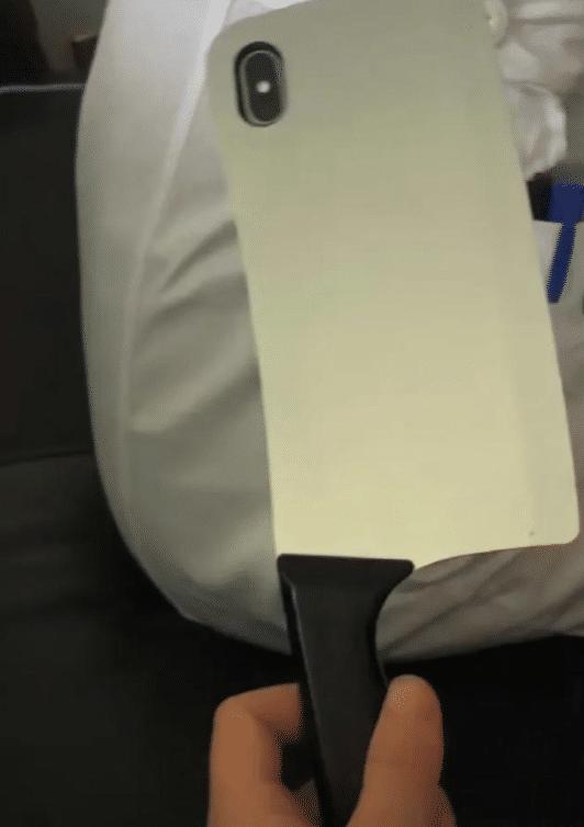 女朋友新买的衣服上有个洞，这是干啥用的？