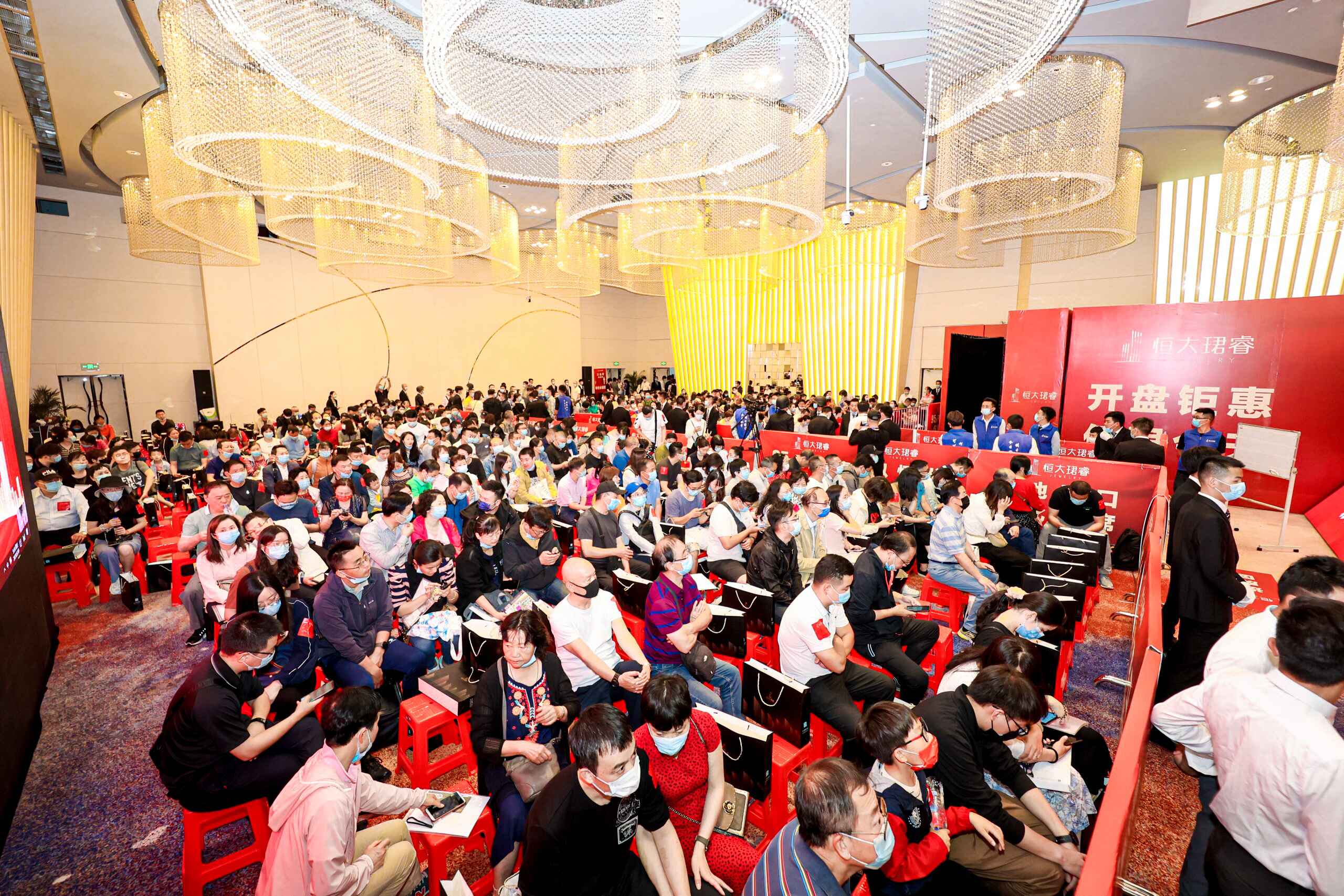 如何攻破“三条红线”!解码恒大的“加、减、乘法则”