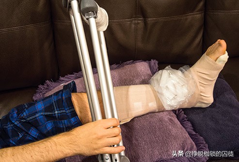 打球崴脚48小时后还要冷敷吗,打球崴脚冰敷后第二天更肿了