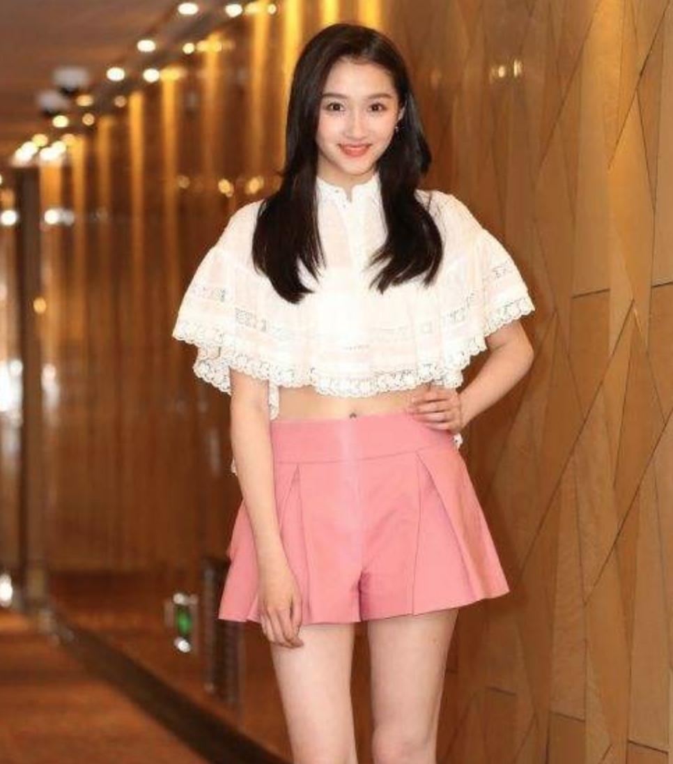 冬季穿毛衣的小技巧你知道几个,女人冬装毛衣显瘦