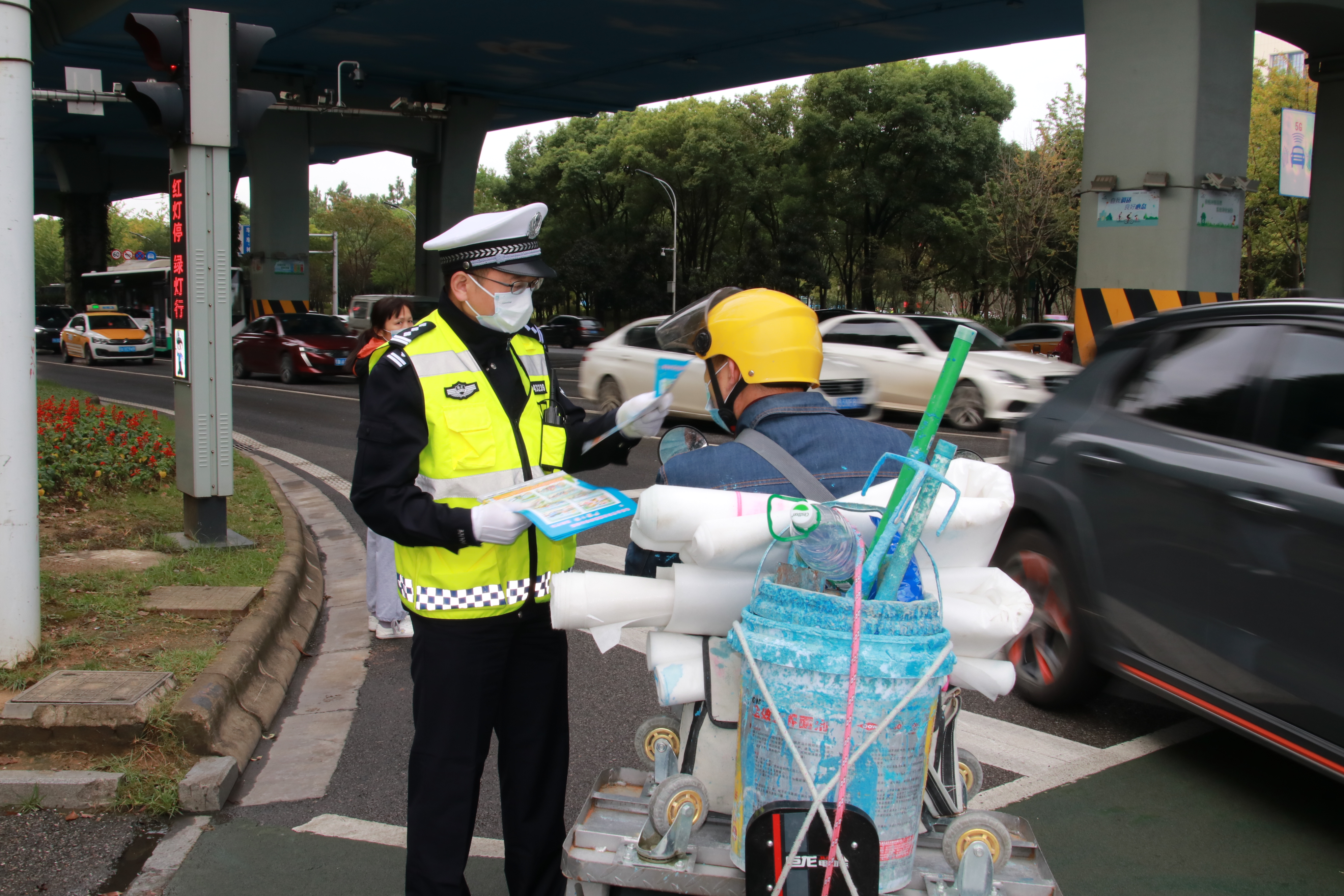 “小帽子关乎大安全”武汉经开区“三级领导”开展电动自行车“五进”宣传