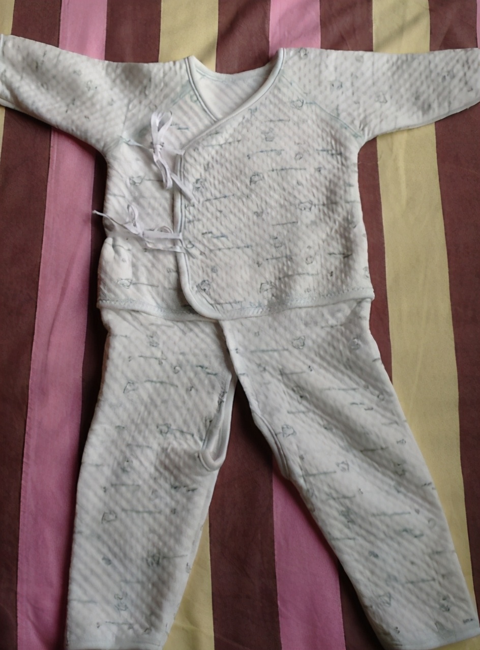 七八个月宝宝连体衣薄款,夏天的宝宝穿连体衣要穿打底吗