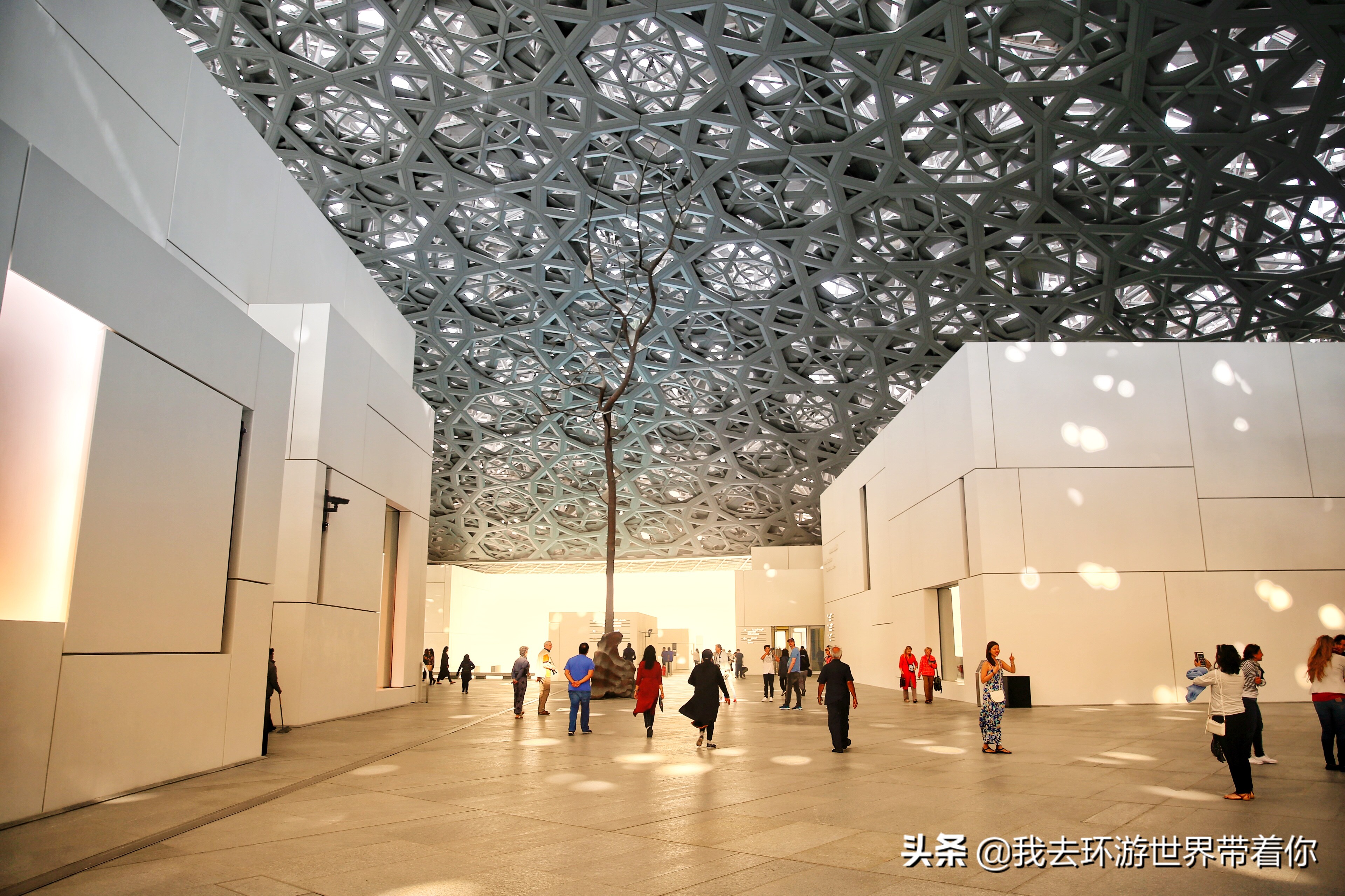 霸气的外貌下有个温柔的内心,霸气的背后隐藏着温柔和可爱