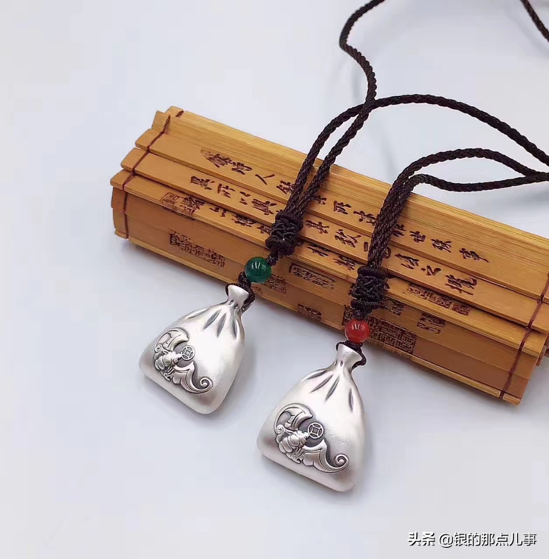 小银锁可以自己买给自己戴吗,银锁项链自己戴了可以送人吗