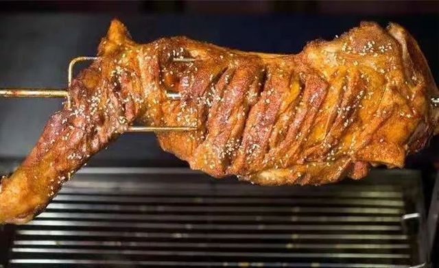 冬天必须来顿热气腾腾的烤全羊,好吃又好耍的烤全羊