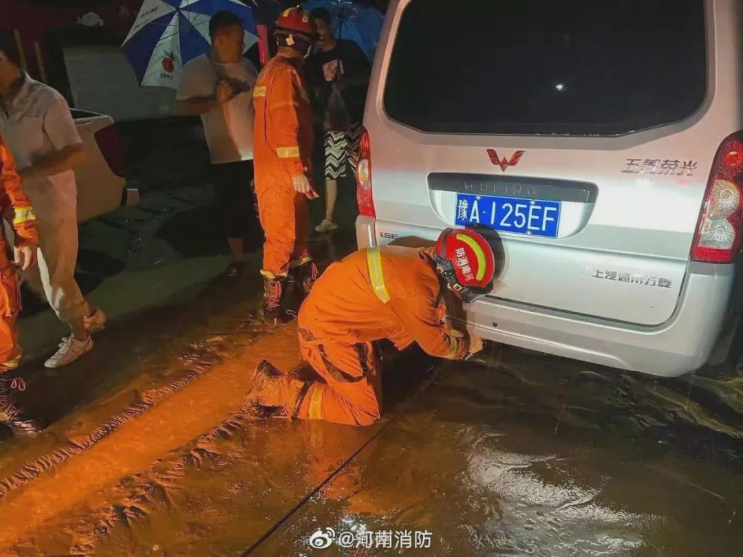 这一夜，他们无眠！我们风雨同舟！
