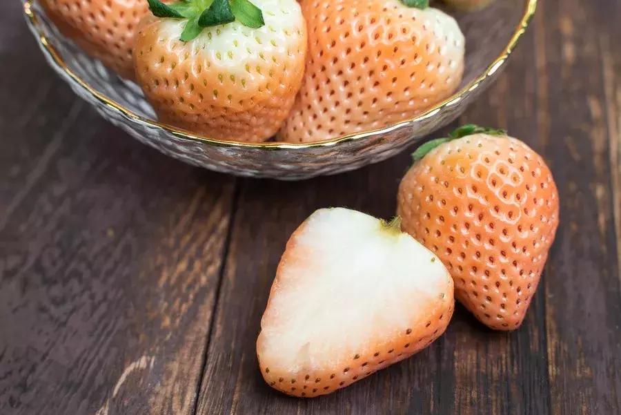 一下子吃了很多草莓,一下子吃了300g草莓