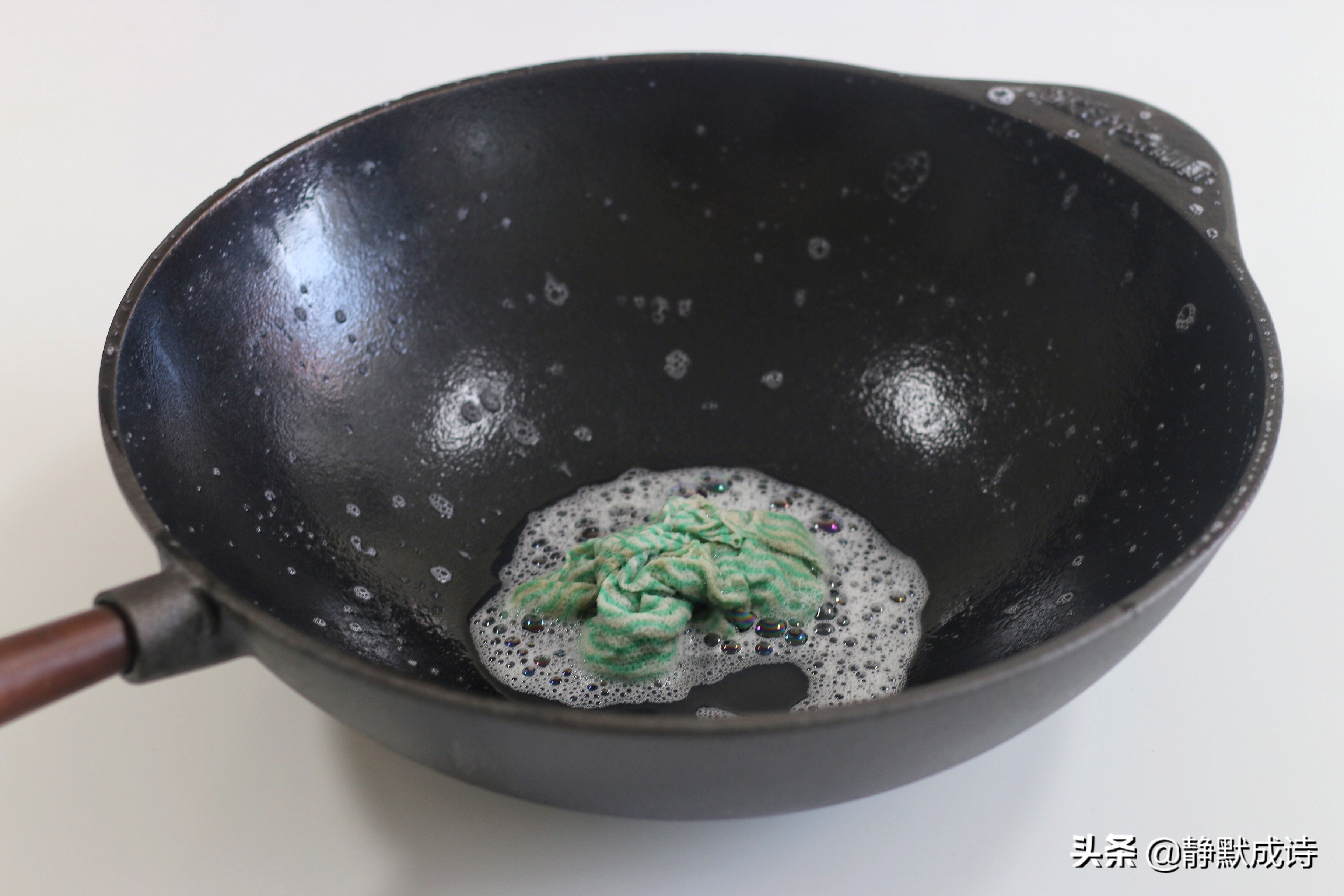 铸铁锅炒菜怎么操作不粘,铸铁锅炒菜有什么好处