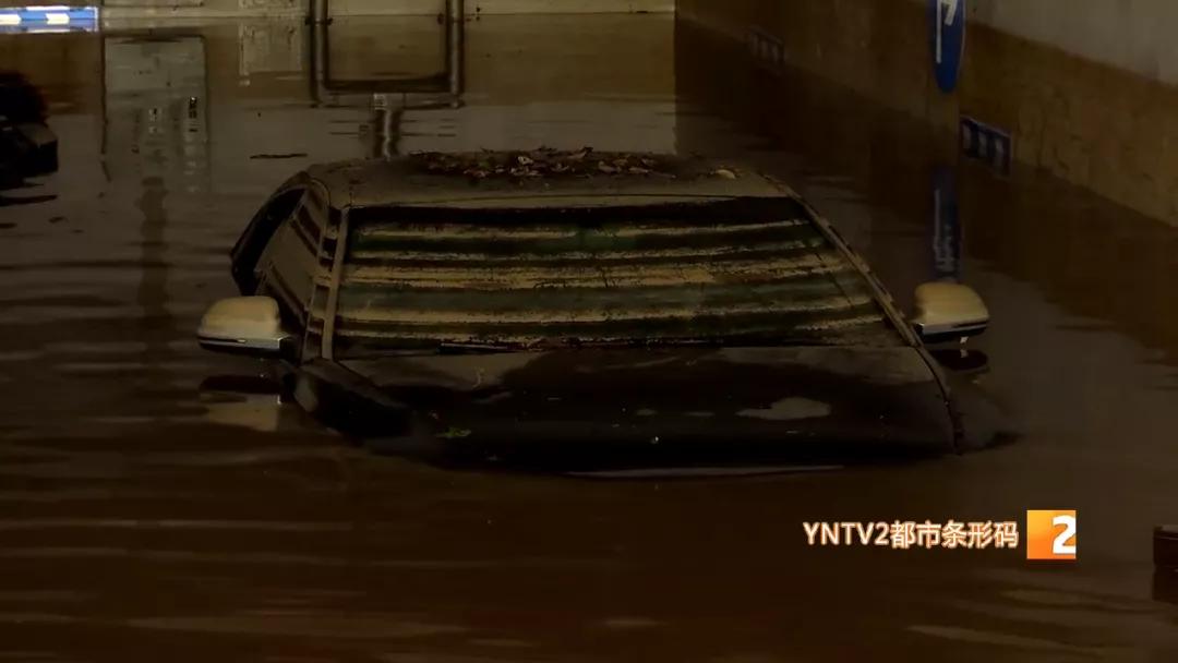 约200辆车泡了一整天,路上淤泥堆积难以通行,西市区为何淹积水那么严重?