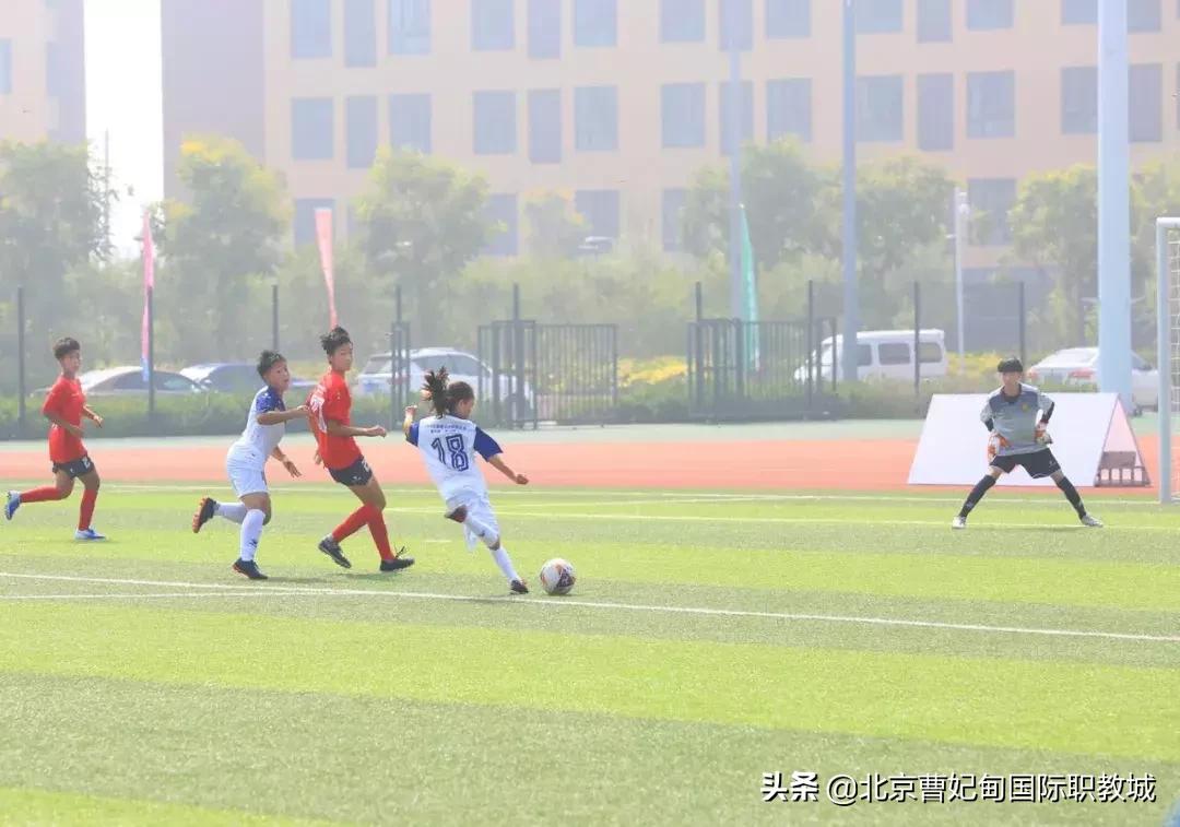 酷暑炎夏也挡不住球友打球的决心,足球绿茵场上的激情与梦想