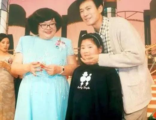 沈殿霞追思会上郑欣宜替父亲解围,郑欣宜已经继承肥姐遗产了吗