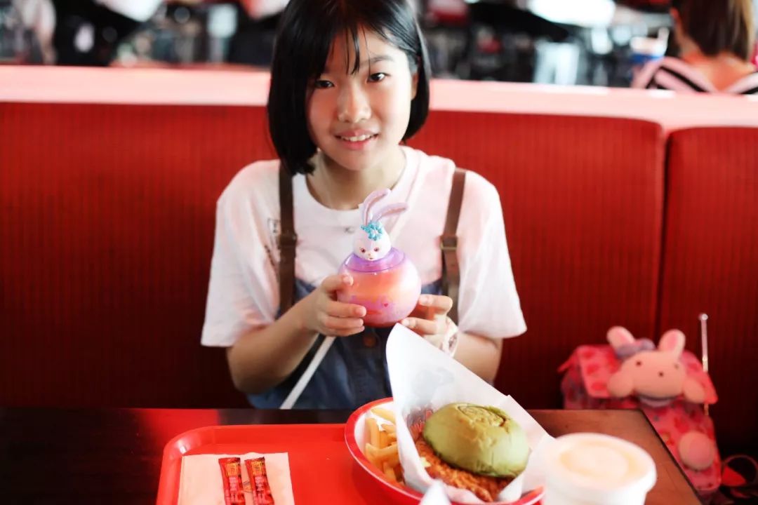 暑假两个人旅游要花多少钱,暑假两人去迪士尼多少钱