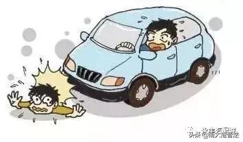 开车不小心撞人之后保险公司赔吗,开车撞了人要先垫付医药费吗