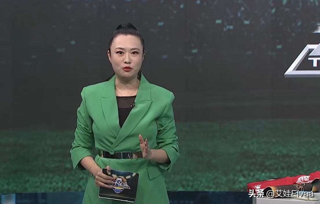 主持人王曦梁连衣裙,王曦梁高跟鞋主持天下足球