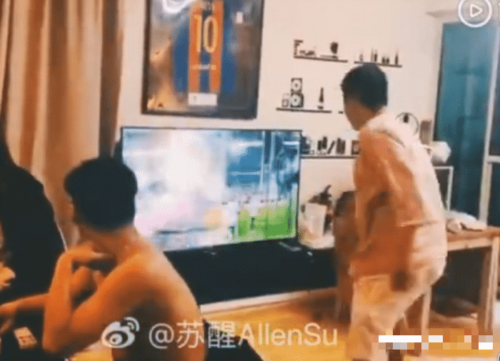 不满心爱球队失败，苏醒用拳头愤怒砸碎电视机，网友：狂躁发作？