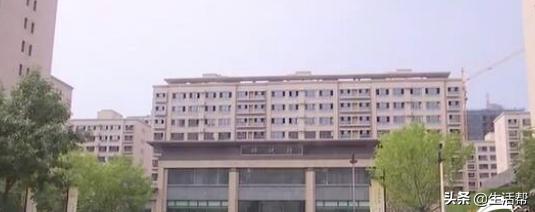 买的期房发现入户门和别的不一样,买房子商家入户门要不要换