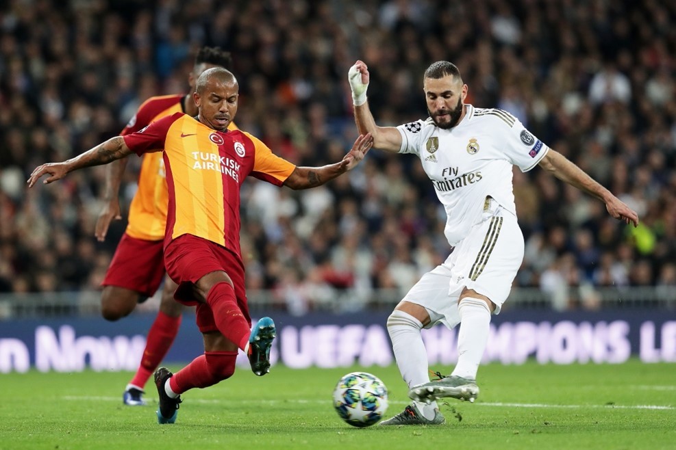 踢疯了梅西戴帽破贝利纪录,皇马16-17欧冠之路一剪到底