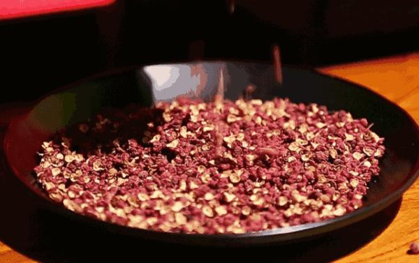 床底放花椒有什么用,床底下放花椒的妙用