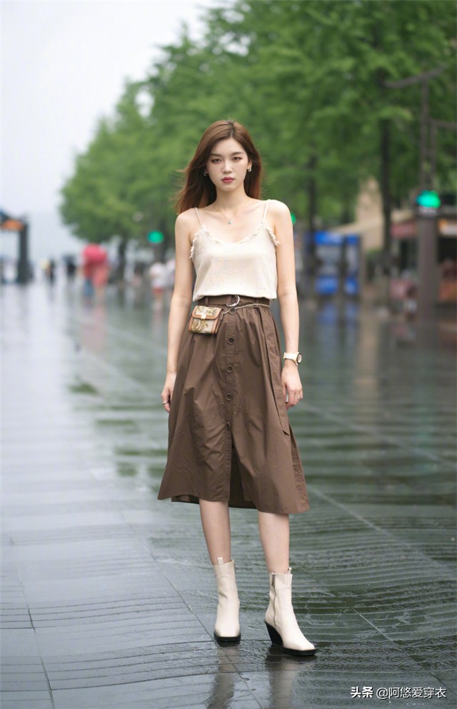 今年流行半身长短款裙,短半身裙搭配的上衣推荐