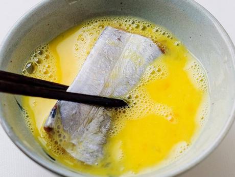 煎鱼时,裹淀粉是大错特错!厨娘教你煎鱼技巧,鱼肉嫩滑鱼皮不破