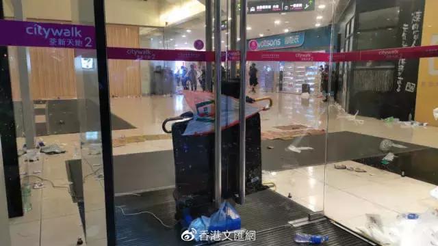 港警鸣枪示警！出动水炮车！直击香港荃湾*乱暴**