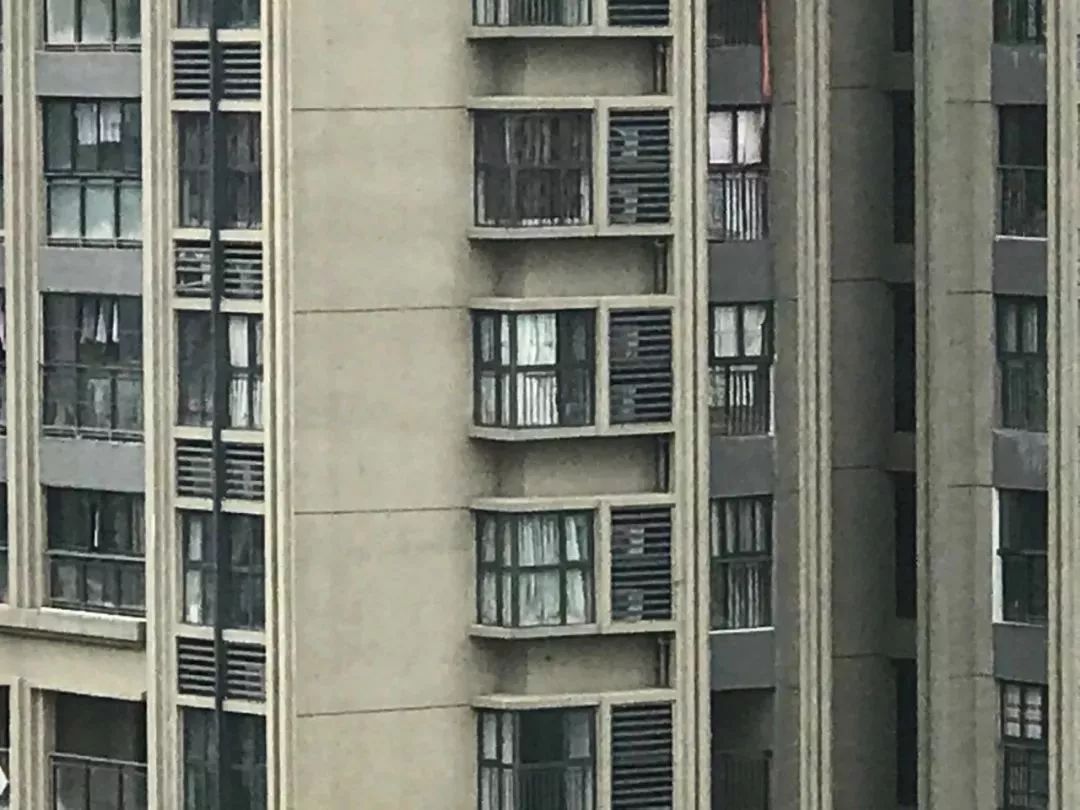 不顾后果砸掉飘窗,锤子砸下去瞬间,她们就后悔了