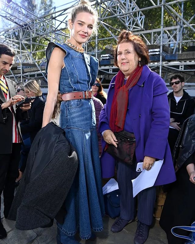 LV太子妃罕见秀性感！蓝色羽毛裙配黑*袜丝**太迷人，哪像生过5个娃