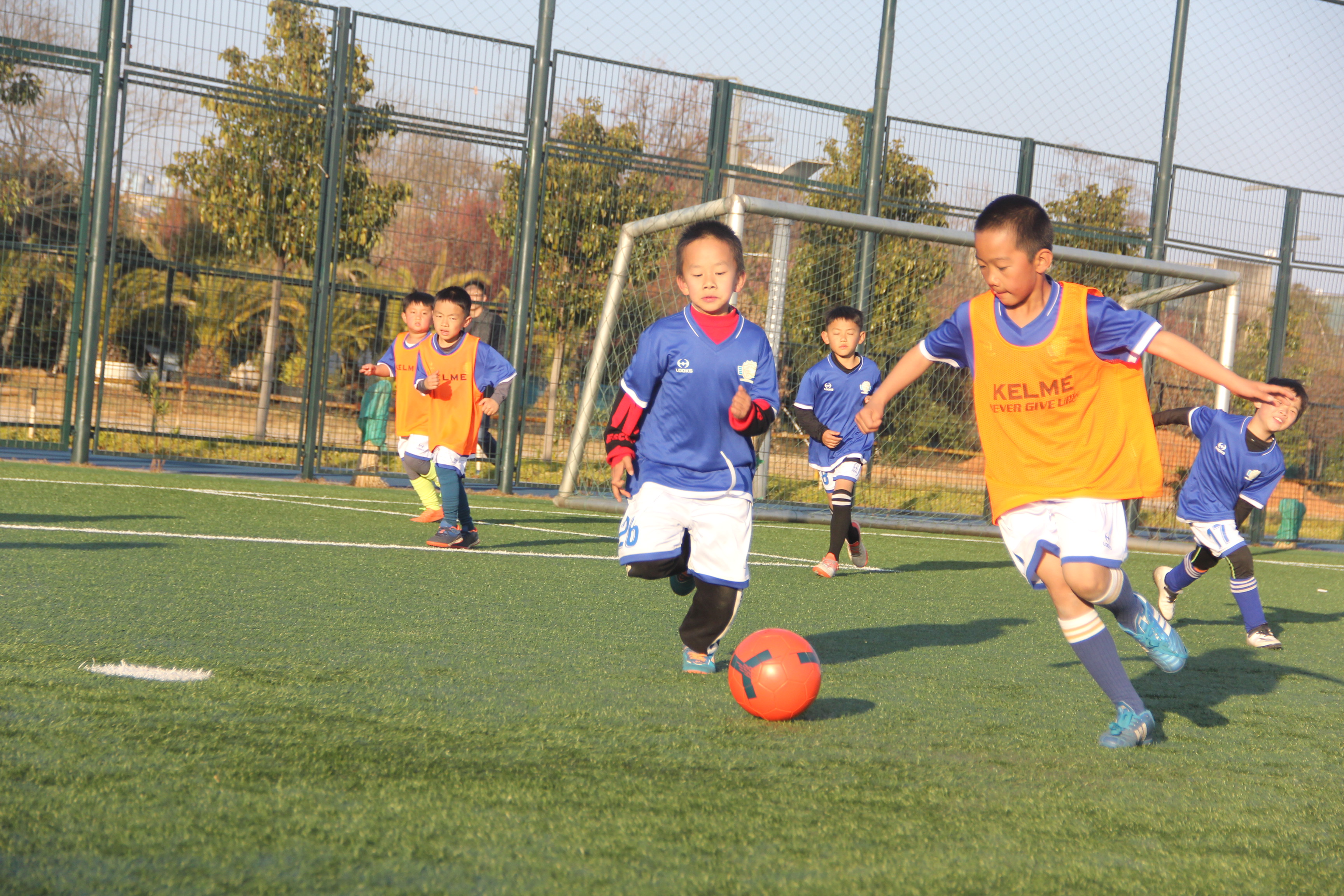 足球夏令营爱踢球的孩子尽情奔跑,2021年天津足球夏令营