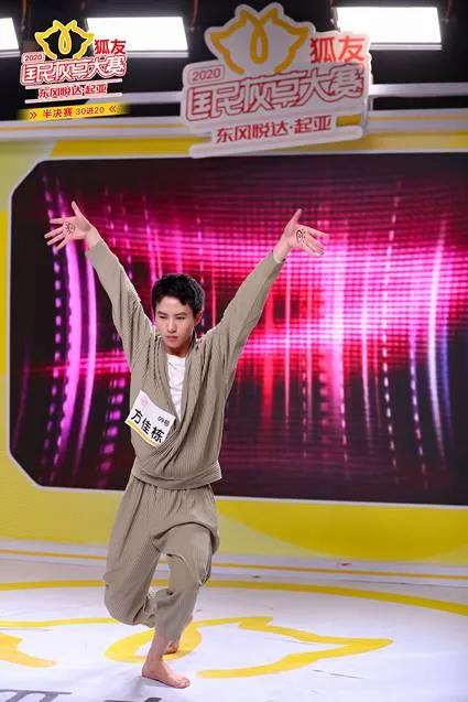 霍汶希探班谢霆锋美食节,霍汶希谢霆锋锋味发布会