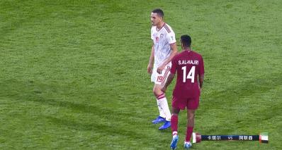 阿联酋被淘汰输不起！猛将恶意肘击吃红牌，球迷投掷矿泉水瓶砸人