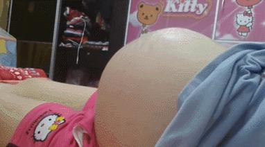 胎儿在妈妈肚子里干什么图片,胎儿在妈妈肚子里的位置变化