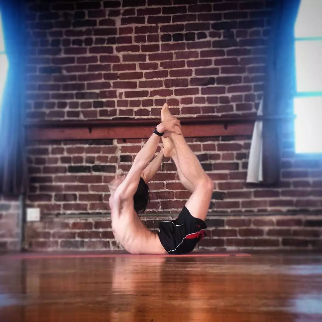 把厚外套穿了个遍，还是冻手冻脚，还差这些体式让身体“热”起来