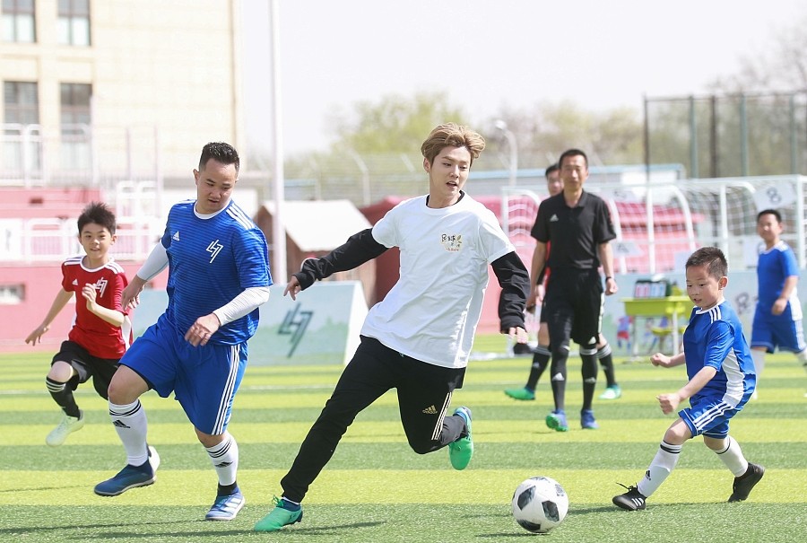 鹿晗跟球星一起踢球,鹿晗邓超踢球微博互动