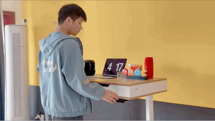 何同学升降桌视频,何同学评测升降桌