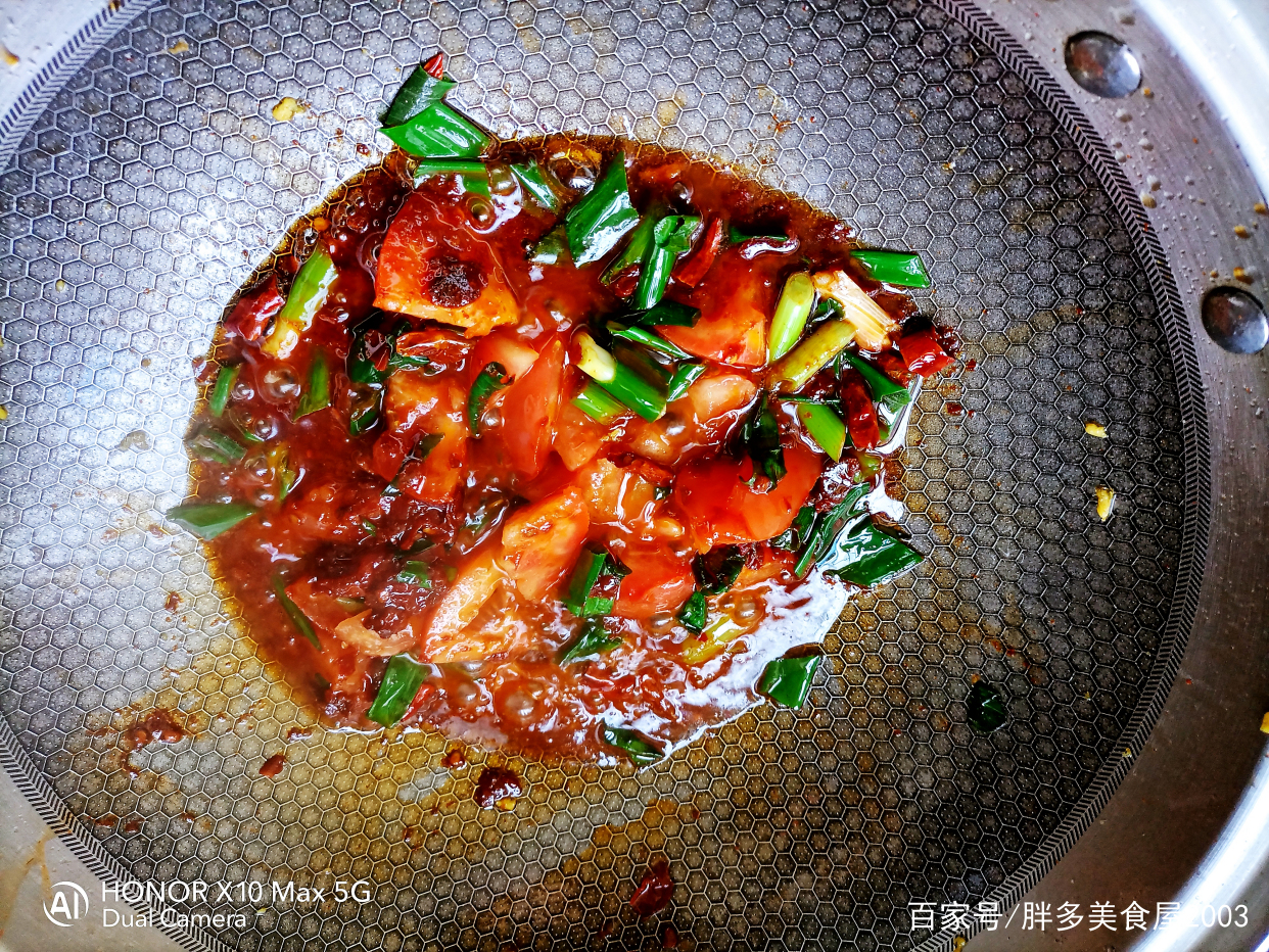 油泼荞麦刀削面香味浓郁面条筋道,刀削面最终的做法