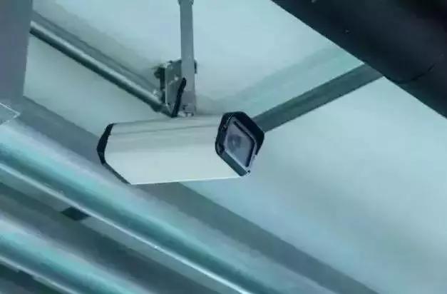 武汉女子被男友当街刺伤,一女子在地下停车场被男女围殴