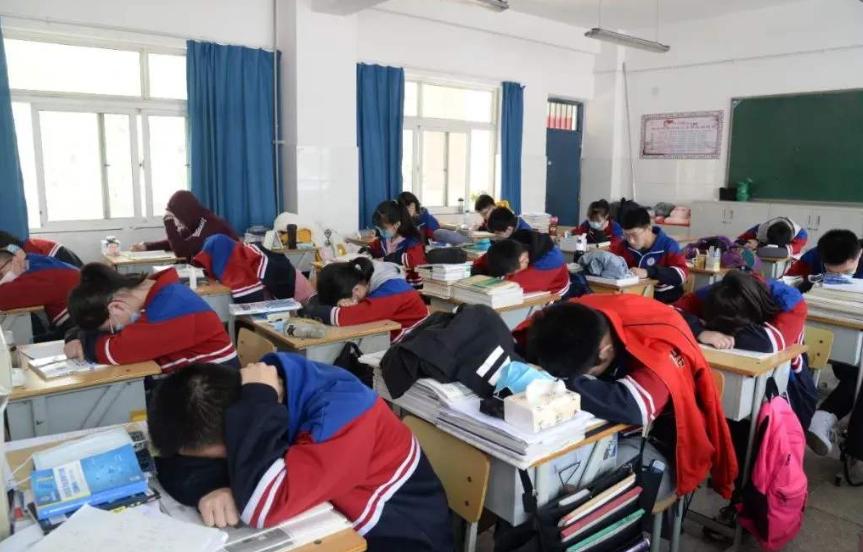 怎样缓解学霸的学习压力,学霸当同桌对学渣的影响