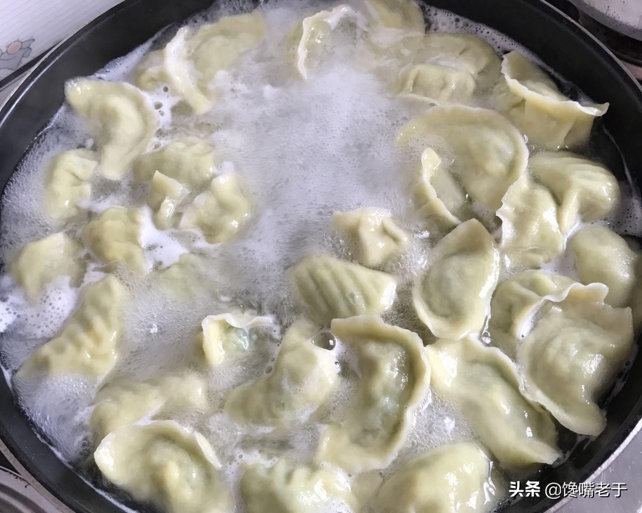 煮饺子千万别加水,饺子怎么煮才不会破皮粘锅呢