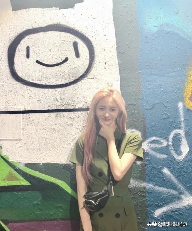 周洁琼短裙穿搭,周洁琼黑色裙子黑长筒鞋