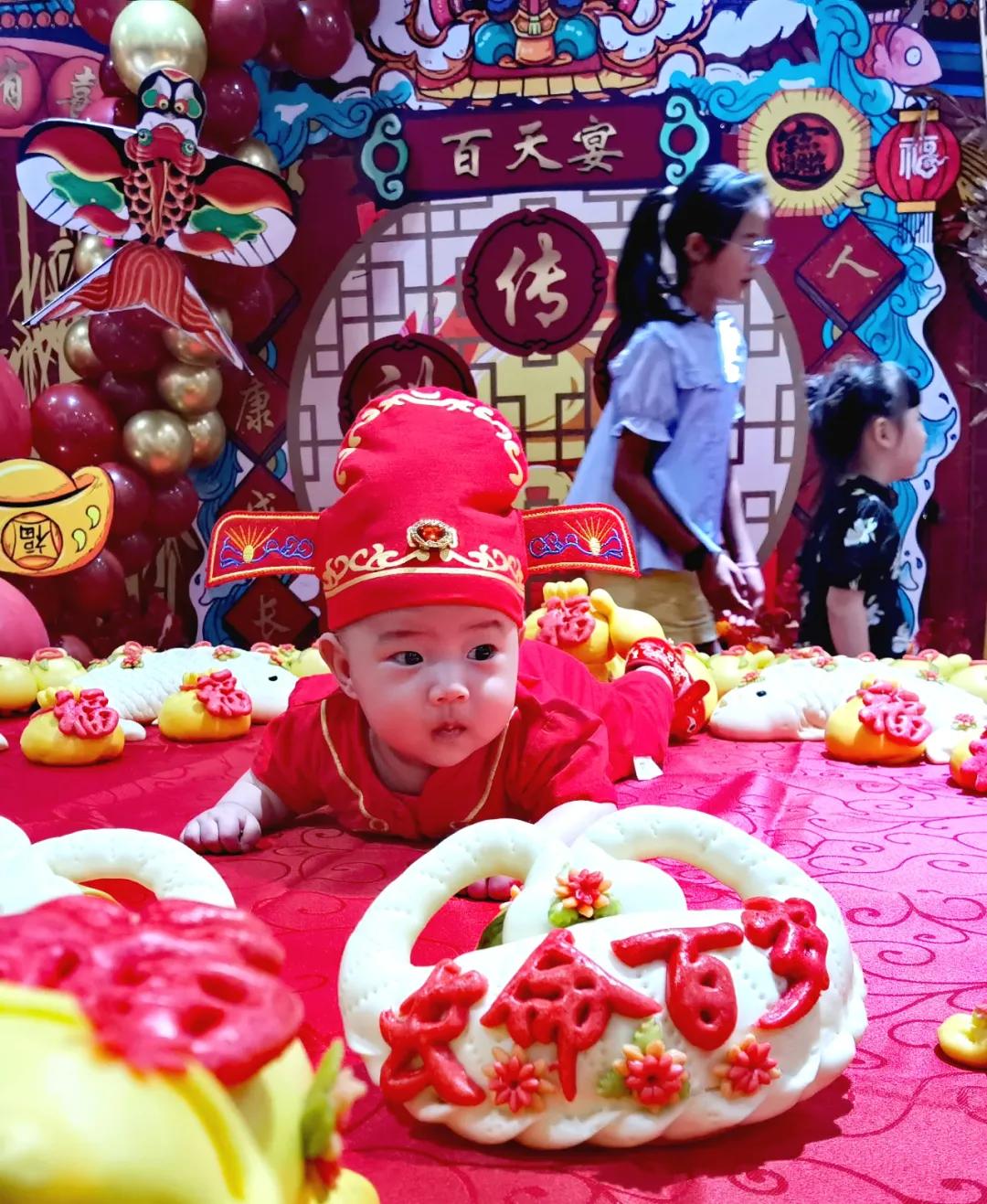 外孙百天照片,小外孙过百天