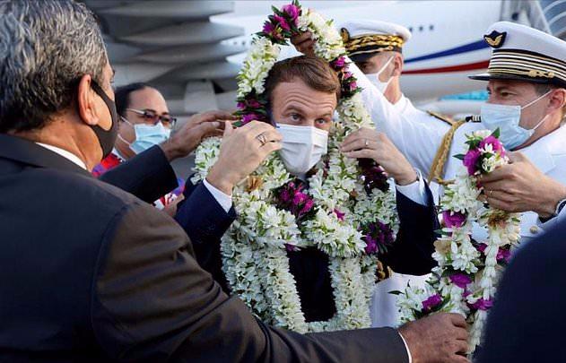 马克龙抱小孩,马克龙戴花环全视频