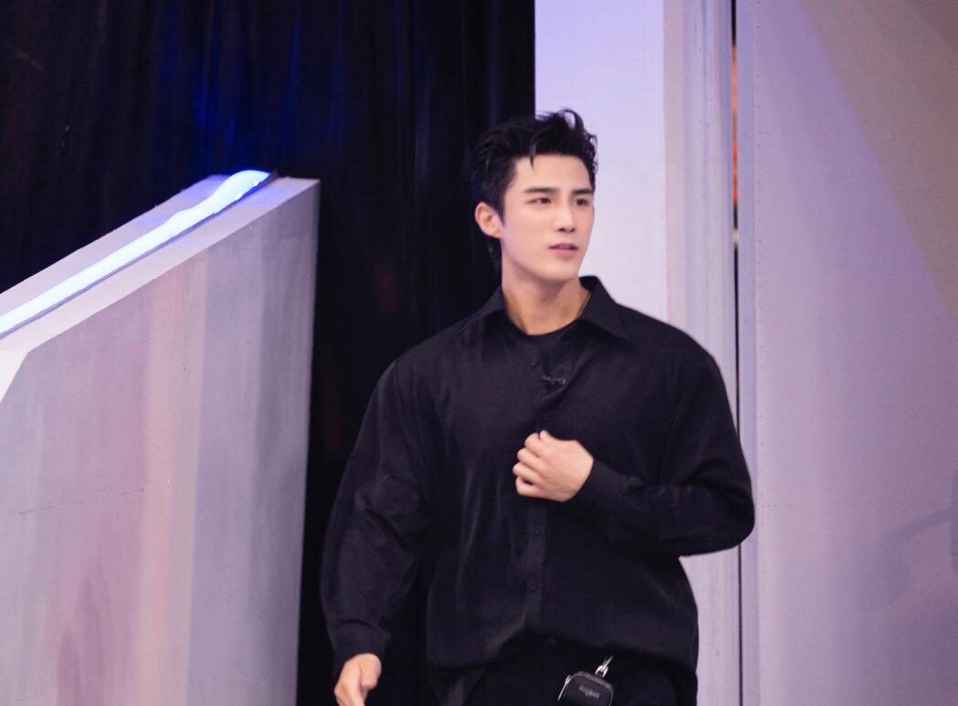 张卫健组追光吧,追光吧张卫健三个热搜