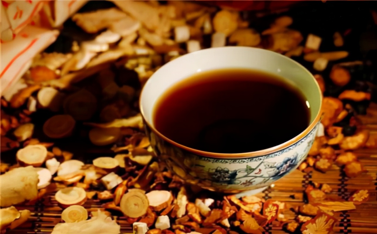 褐斑是怎么引起的,怎么预防长褐斑