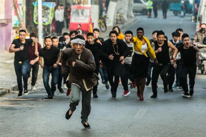 《站住!小偷》惊现“街头马拉松”郑云健步如飞勇夺冠