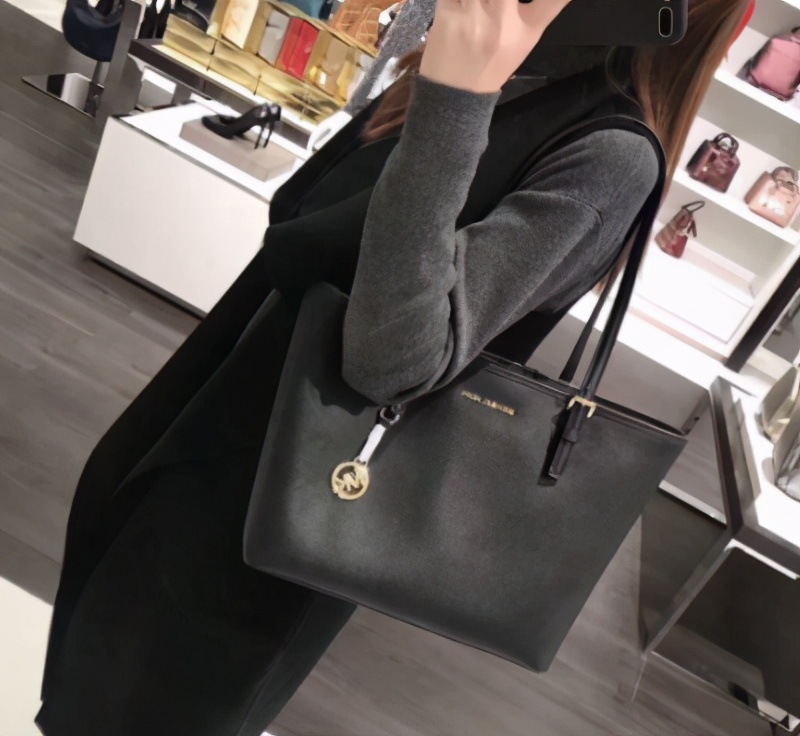 mk包包中什么款式最好看,mk包包和小mk的区别