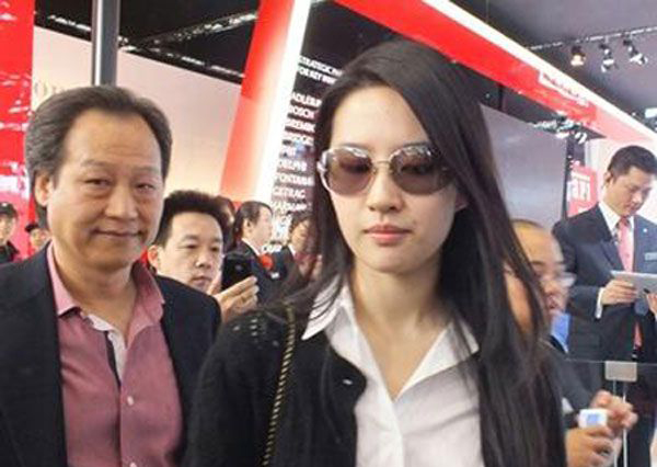 陈金飞杨采钰刘亦菲什么关系,刘亦菲陈金飞杨采钰真实关系揭秘